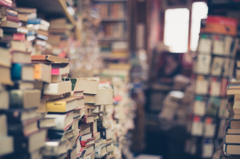 ecommerce-CHATEAUVERT-min_books_stack_book_store_stack_of_books_2nd_hand_retro_hipster_shop-829090
